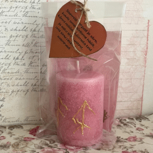 Süda avaneb, leek süttib, valgus voolab, armastus tärkab. Ruunide vägi mind juhatab – olen hoitud, olen armastatud.